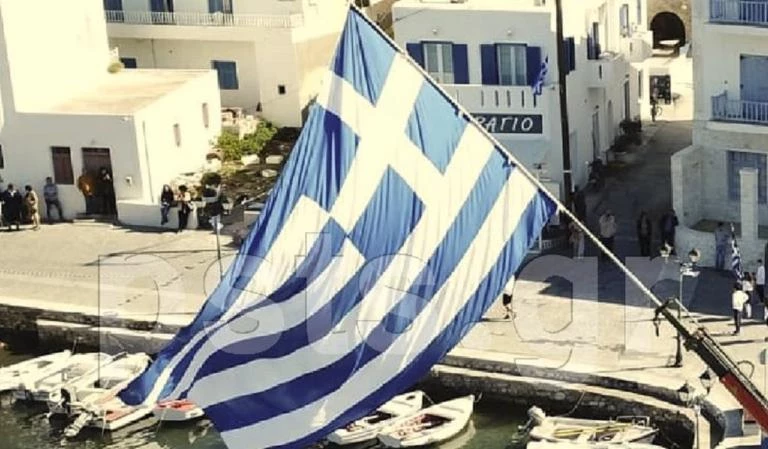 Πάρος: Μια τεράστια ελληνική σημαία σκέπασε το λιμάνι της Αλυκής! (εικόνες, βίντεο)